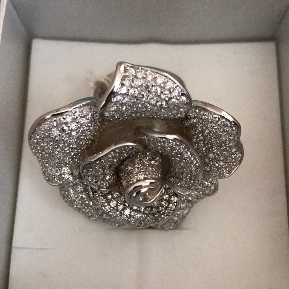Cocktail flower ring never worn